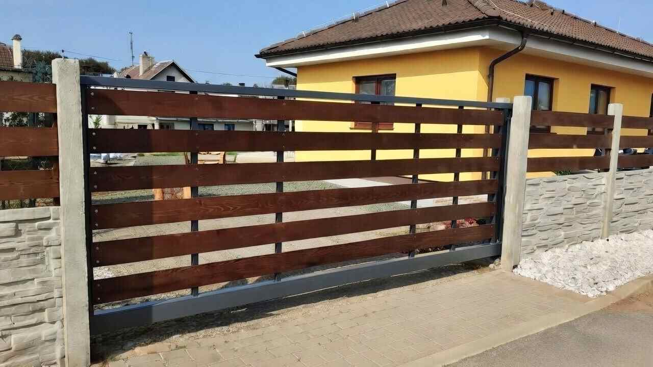 Samonosná vjezdová brána s výplní z dřevěných prken    